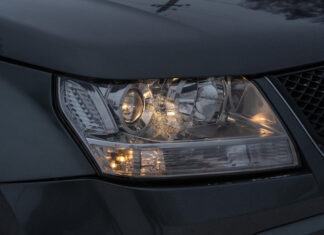 Jakich świateł używać i kiedy? Ten jeden błąd może kosztować Cię mandat! reflektory